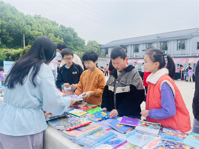 北仑柴桥成校：“家校社”协同育人新模式——春日游园会开启书香市集1.jpg