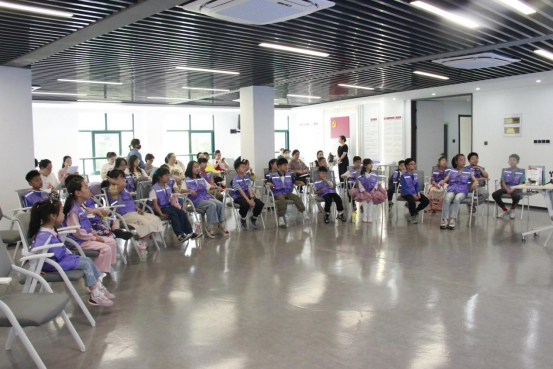 20250420 高桥社区：“翻书悦龄2.0”项目正式启动 孩子们用马甲和徽章“解锁”阅读新身份644.png