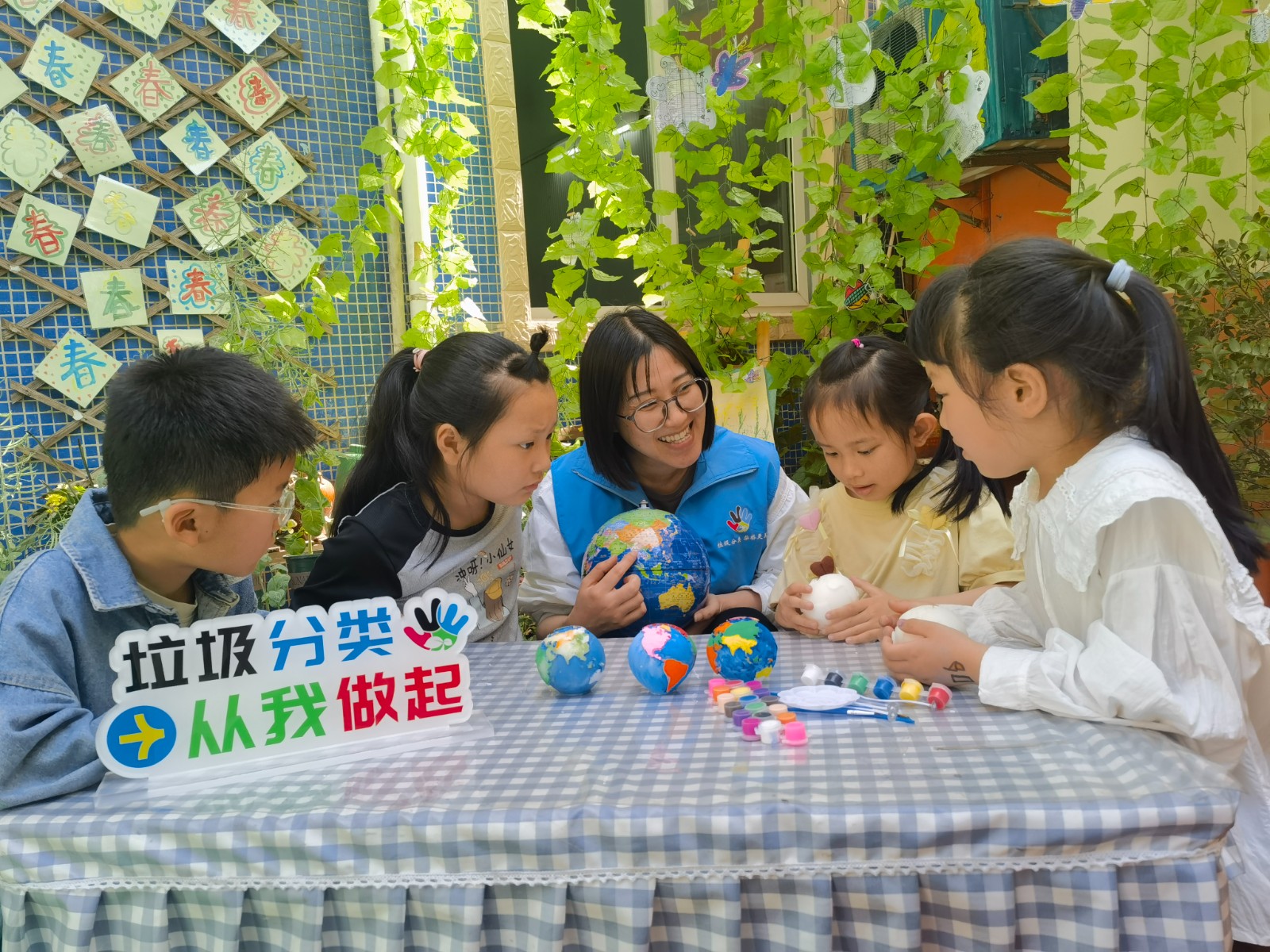 柴桥：废弃材料再造“生态星球”   童心妙笔守护绿色家园.jpg