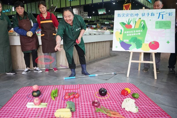 4月28日，凤凰社区携手九峰菜场开展“指尖定乾坤 徒手称‘斤’精彩“活动.jpg