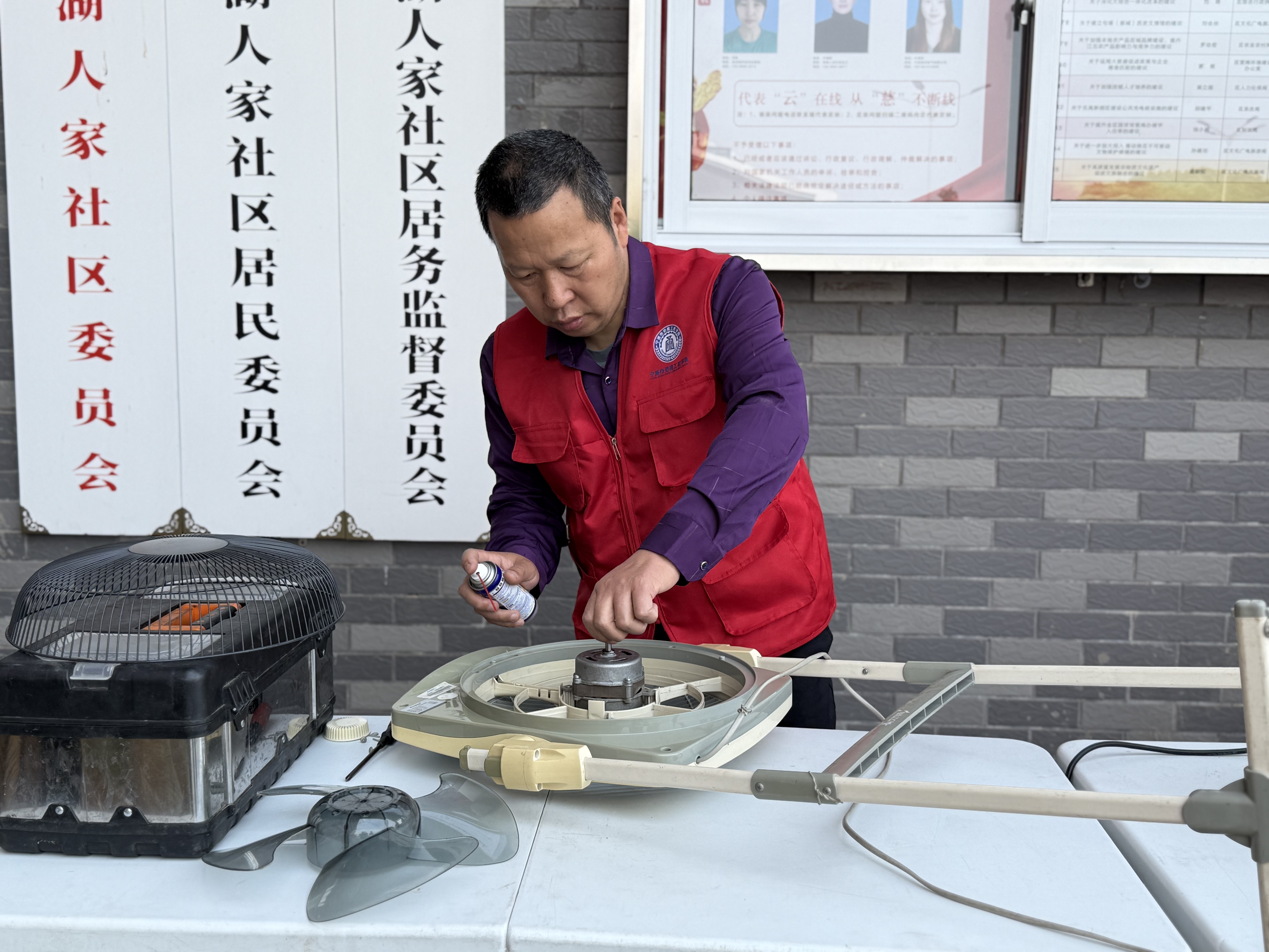 04-30荣耀奖章映初心，五一便民践使命 (2).jpg