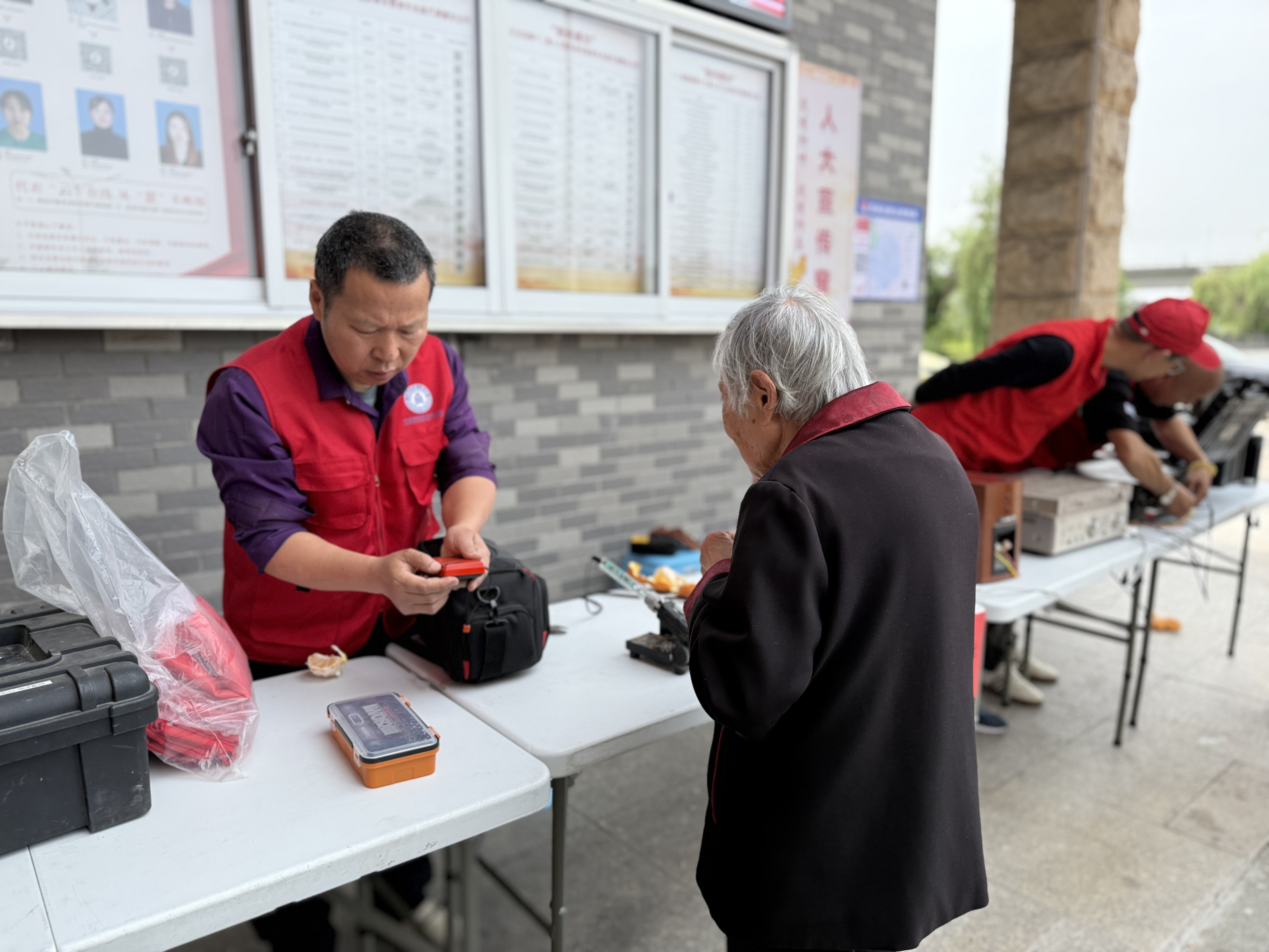 04-30荣耀奖章映初心，五一便民践使命 (4).jpg