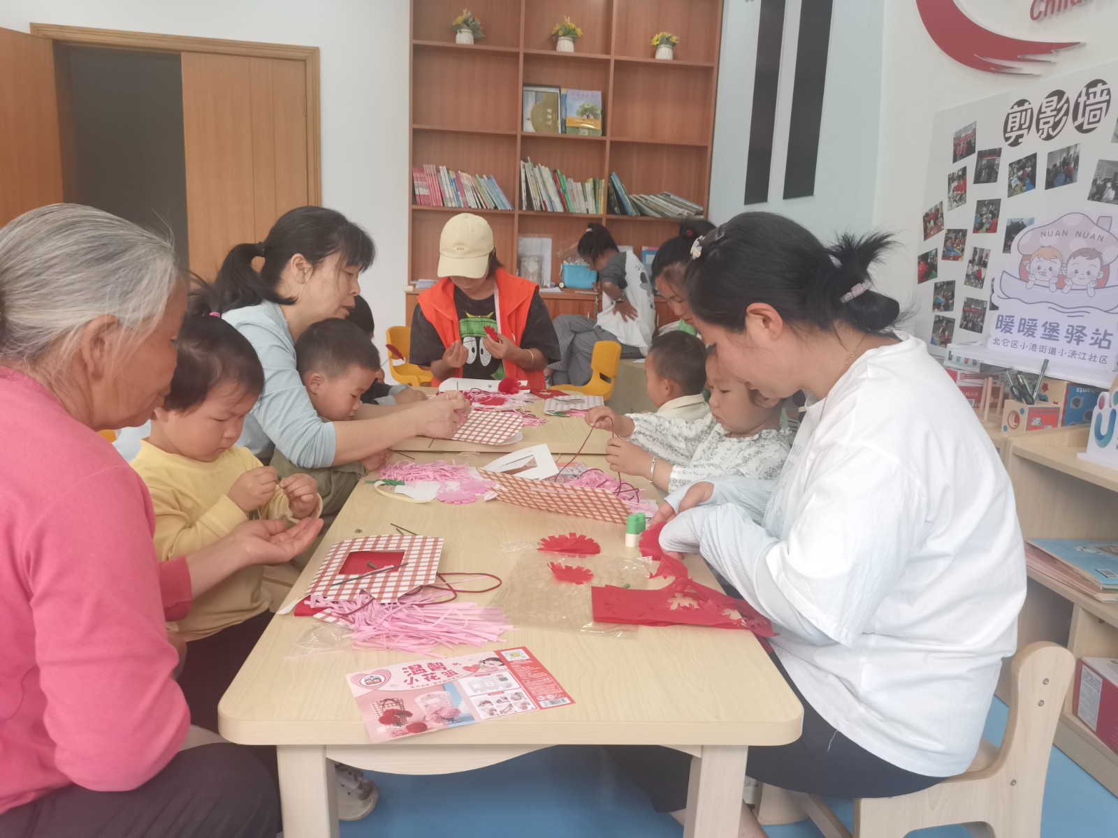 小浃江社区党群服务中心：亲子互动传温情，巧手献礼颂母爱.jpg