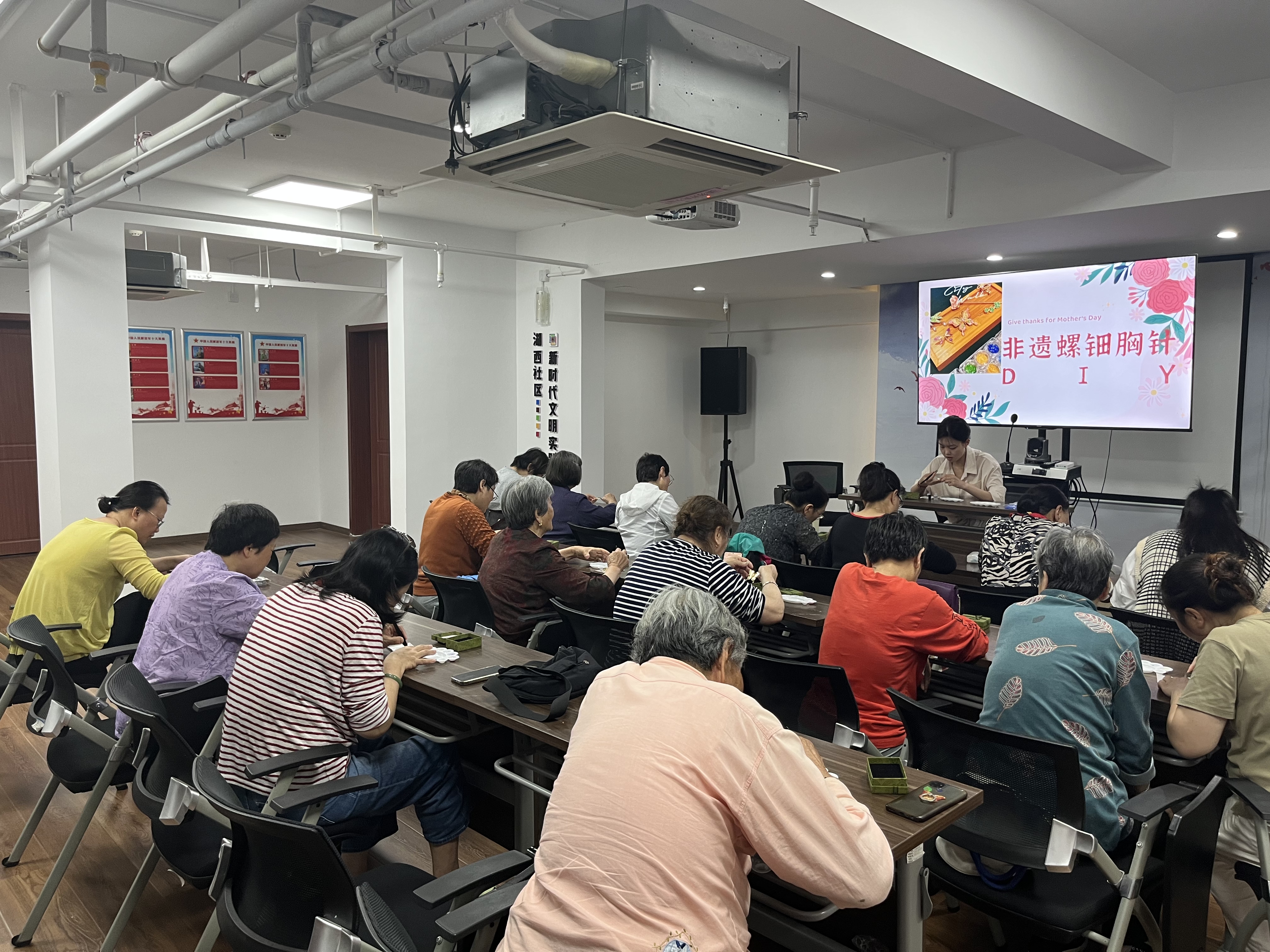 2025.5.9 非遗螺钿胸针手作.jpg