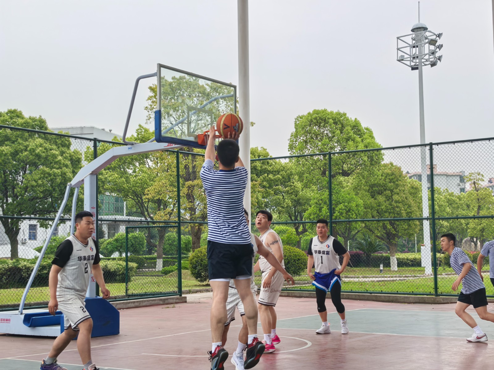 以球会友 鱼水情深.jpg