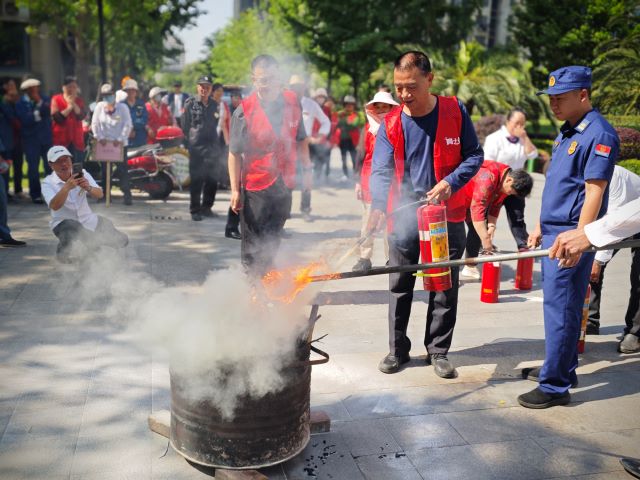 芦中社区：消防演练进网格小区，筑牢平安防火墙1.jpg