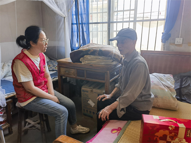 北仑柴桥成校：粽叶飘香传真情 网格连心送温暖.jpg