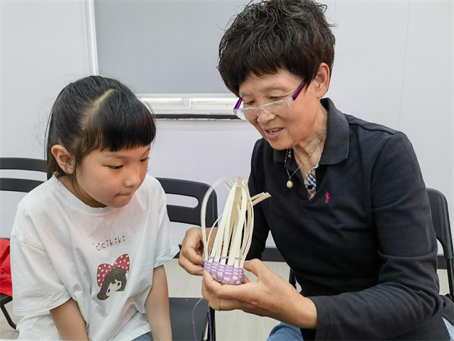 北仑柴桥成校：“侨”手做香囊 端午共传承.jpg