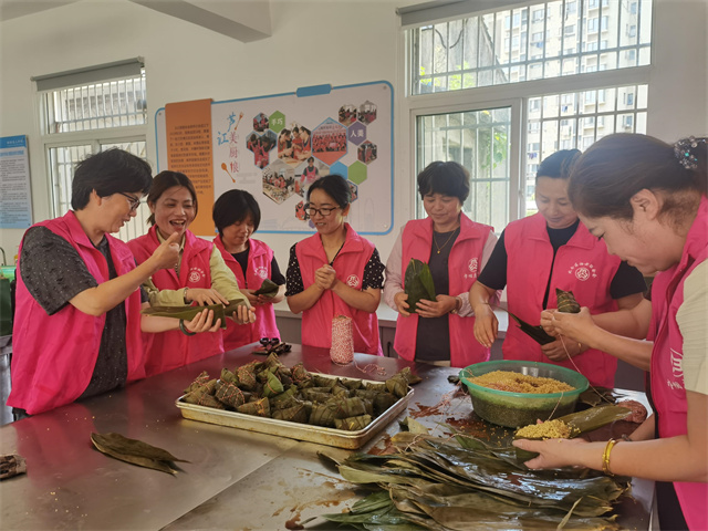 北仑柴桥成校：粽香飘成校 情暖百岁心.jpg