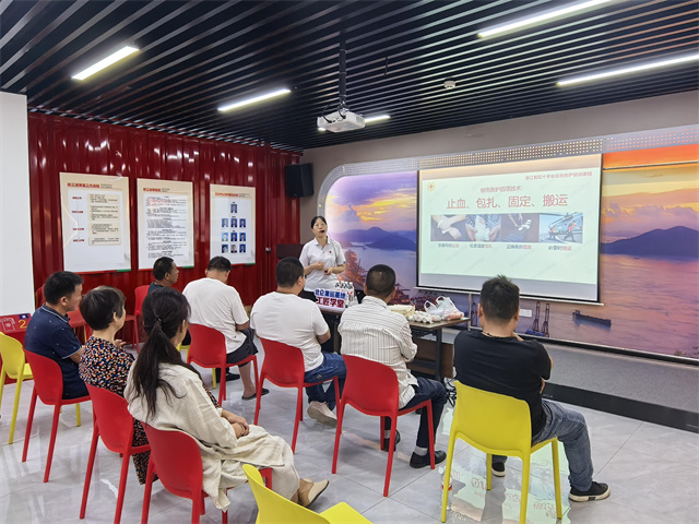 北仑柴桥成校：急救知识为集卡司机赋能“安全守护”技能.jpg