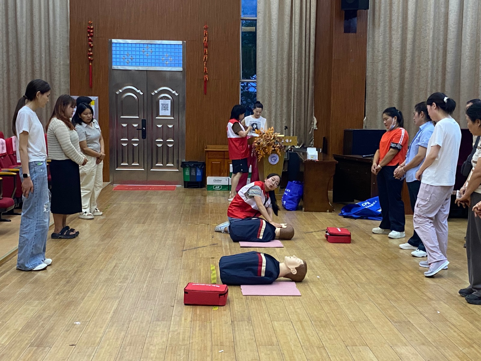 掌握急救技能，筑牢生命防线——龙山成校红十字救护培训火热开展1.jpg