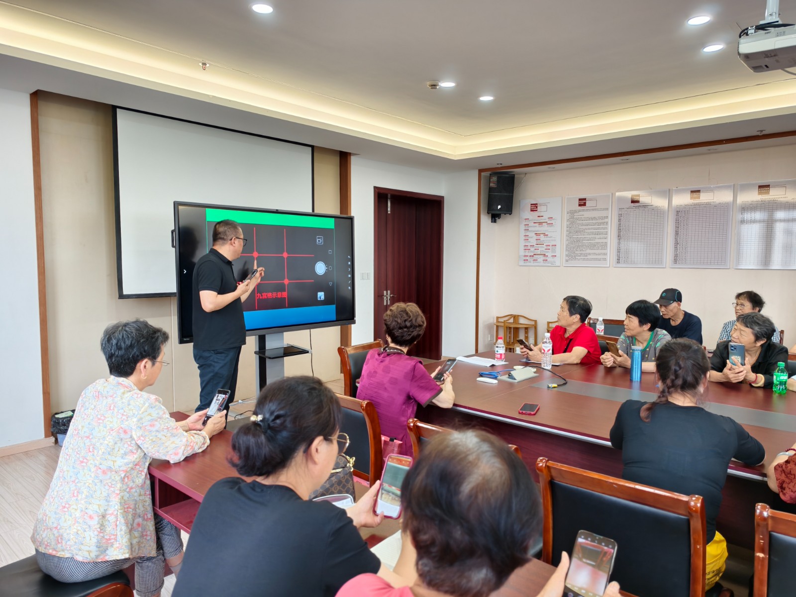 老年智能手机培训.jpg