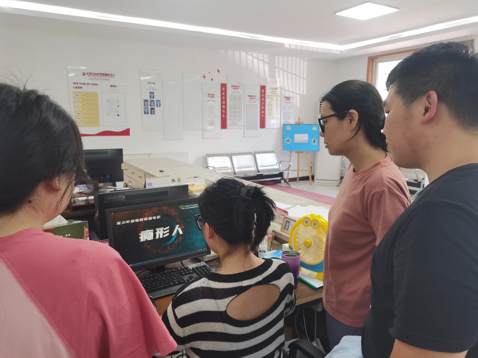 小浃江社区党群服务中心：观看禁毒宣传片，牢筑社区“禁毒墙”.jpg
