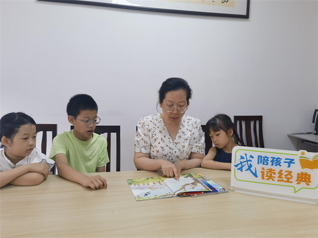 北仑柴桥成校：我陪孩子读经典 红色教育润童心.jpg