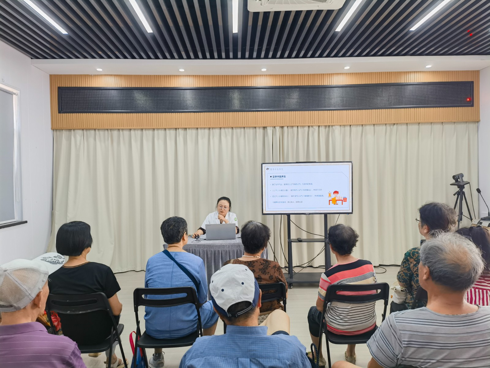 柴桥：中医传授夏季养生经 居民家门口享健康服务.jpg