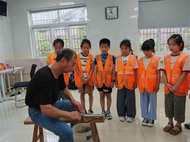 北仑柴桥成校：传统磨刀技艺点亮青少年暑期实践.jpg
