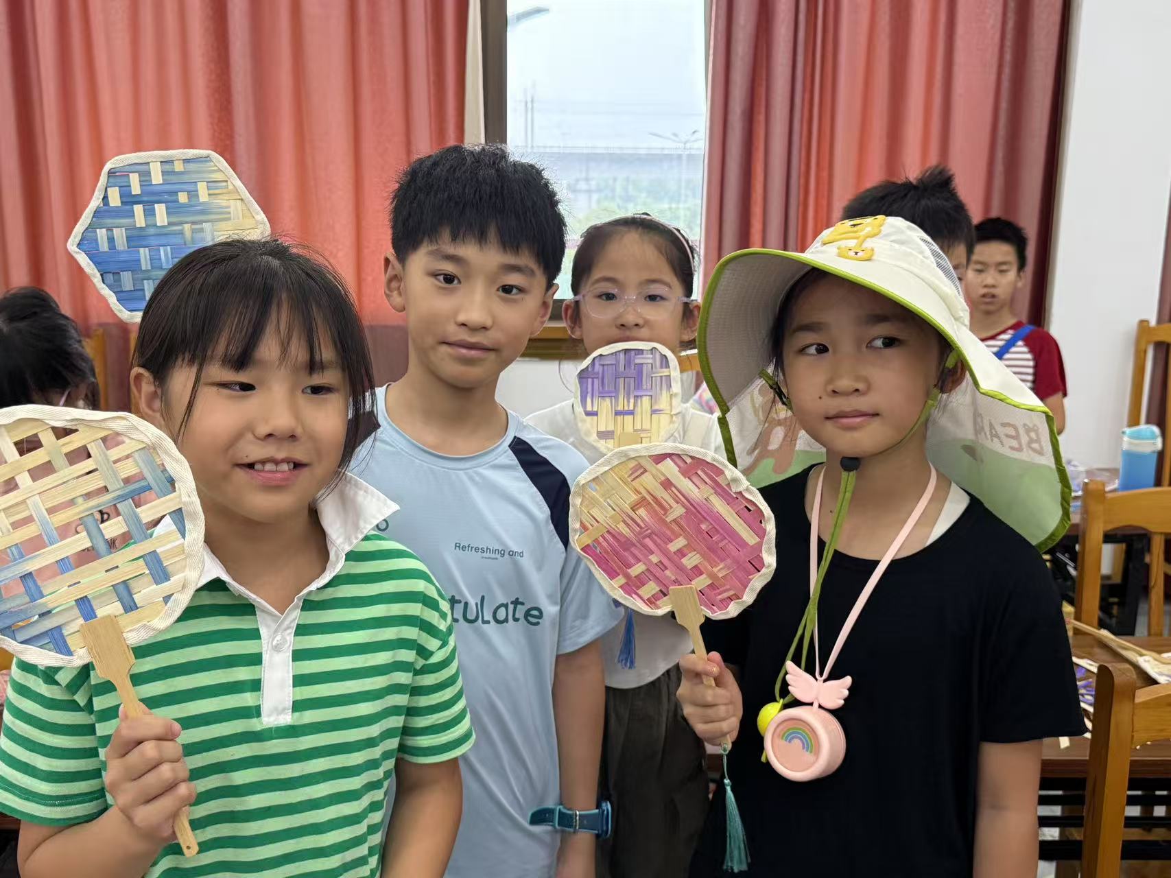 07-29“青竹绕指，非遗润心”—— 慈湖人家社区新宁波人青少年竹编扇手作活动 (1).jpg