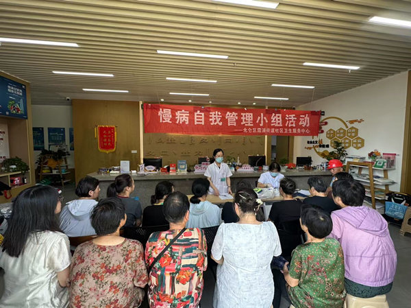 7页15日，凤凰社区携手霞浦医院在社区开展慢性病自管会活动 筑牢居民健康防线_副本.jpg