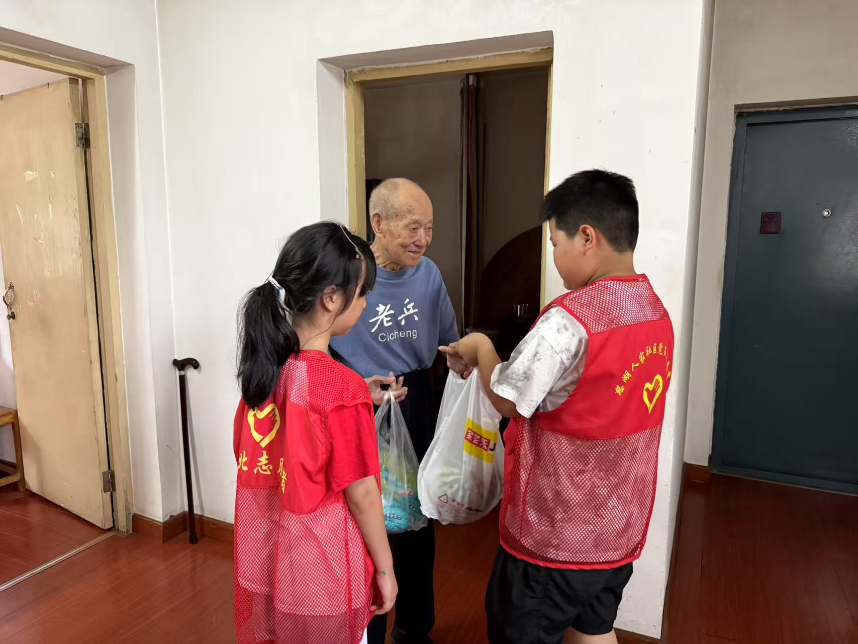 08-01“童心向党·致敬老兵”——慈湖人家社区八一建军节爱国主题活动 (1).jpg