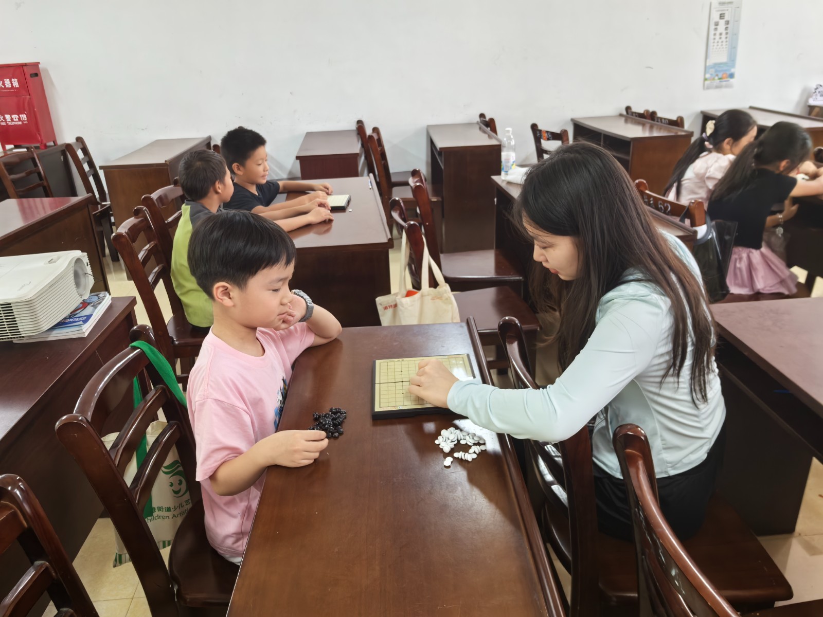 小浃江社区假日学校：益智动脑，“棋”乐融融.jpg