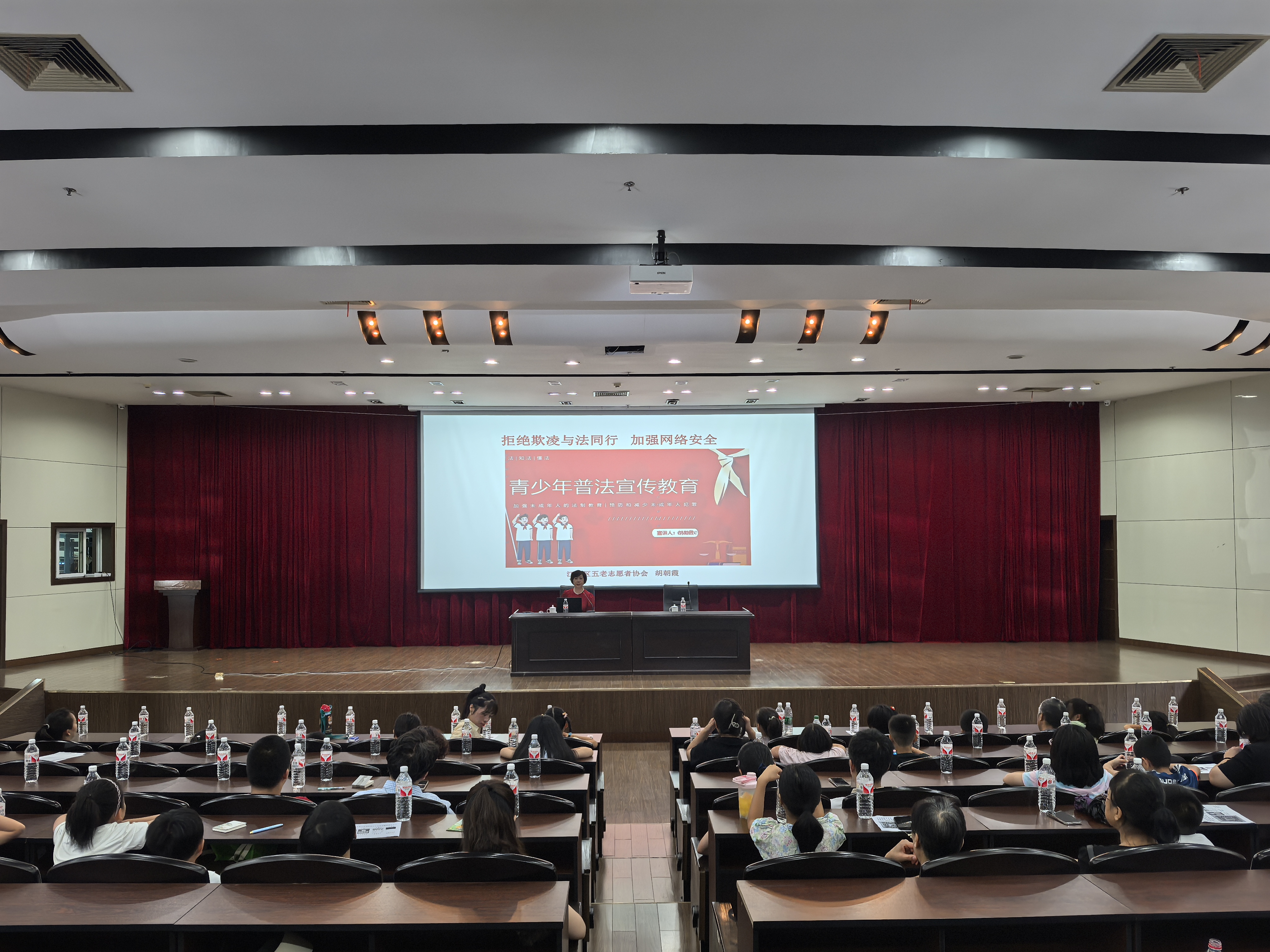 1. “五老”志愿者胡朝霞老师上课1.jpg