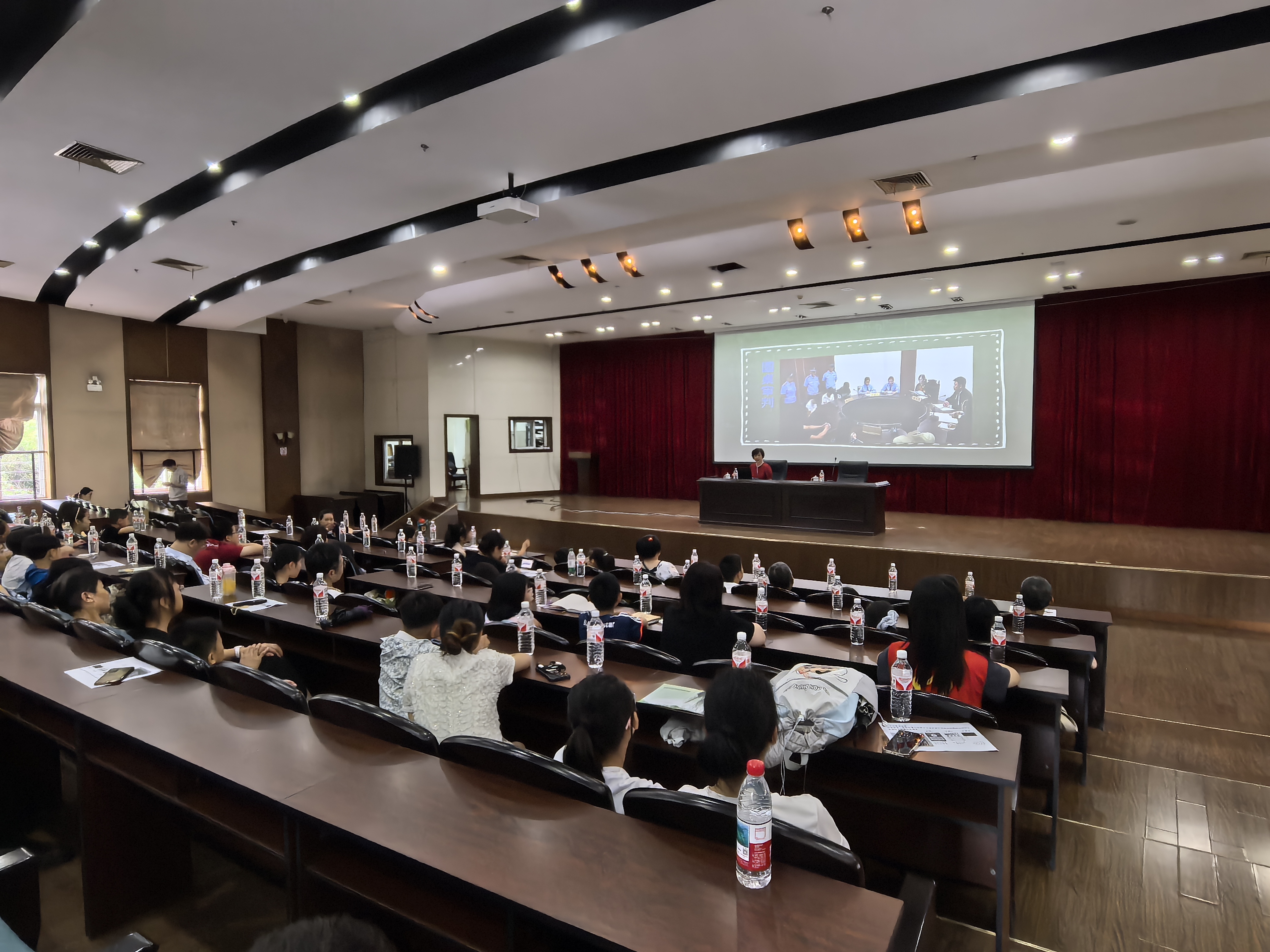 2. “五老”志愿者胡朝霞老师上课2.jpg