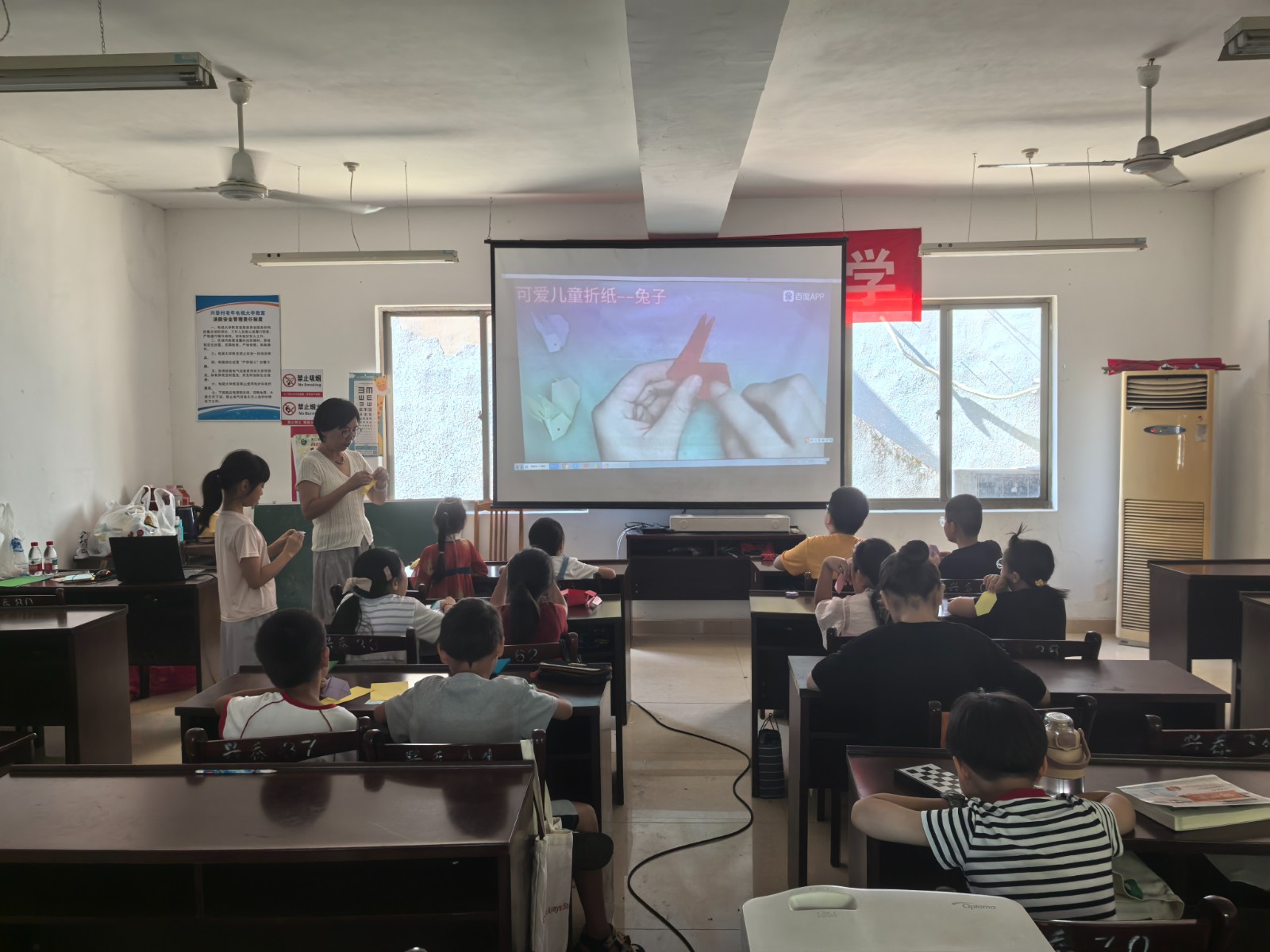 小浃江社区假日学校：指尖上的艺术，巧手折纸兔子.jpg