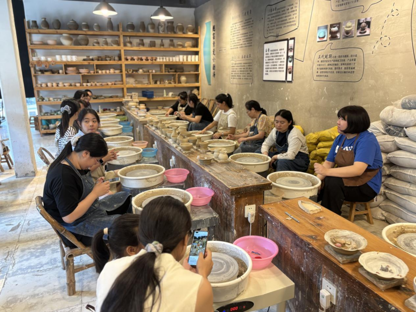 20250805 “陶”离烦恼！高桥社区女职工青瓷体验诠释匠心力量618.png