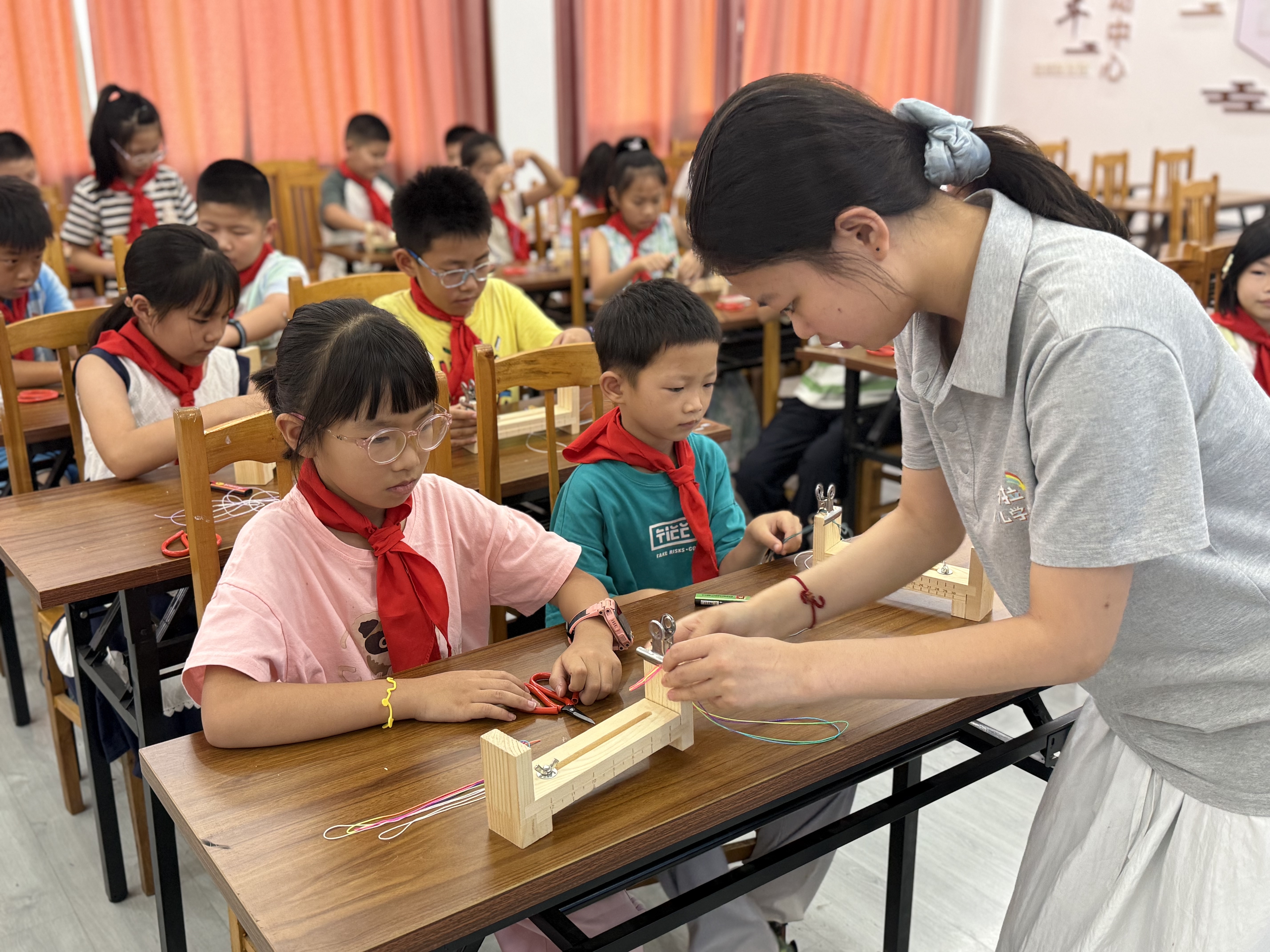08-12编结友谊绳，童心共相连 —— 慈湖人家社区少先队员手编活动 (2).jpg