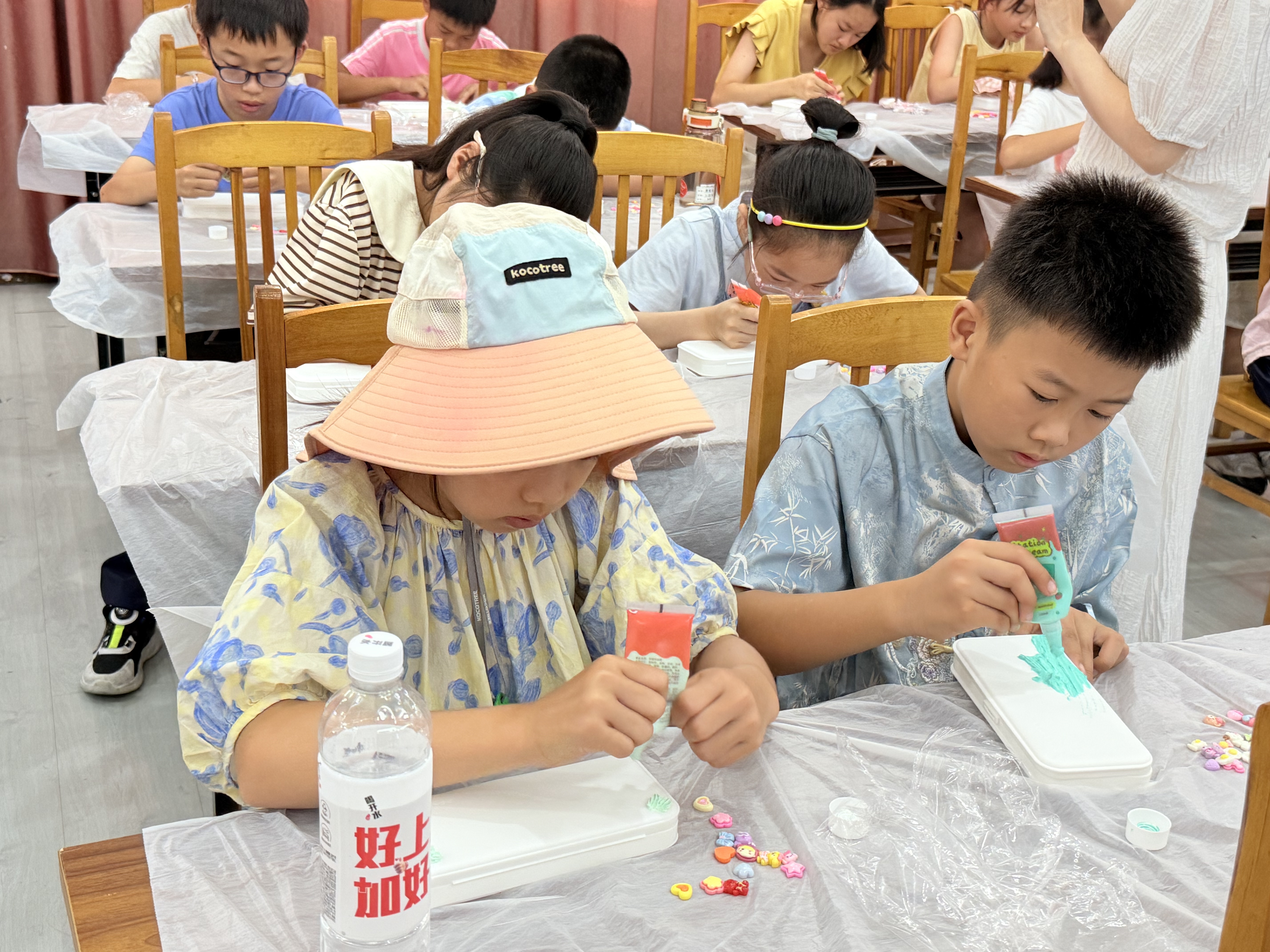 08-20指尖创艺，童趣满盒！慈湖人家社区开展青少年奶油胶文具盒手作活动 (2).jpg