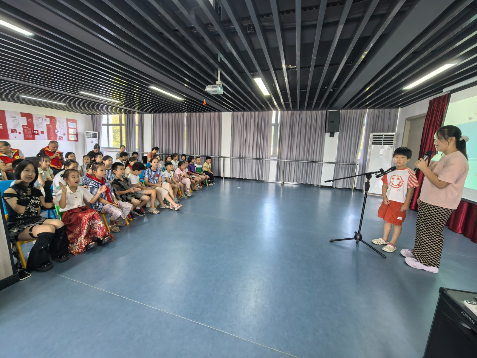 学员姐弟唱歌《小美满》傅婷婷摄.jpg