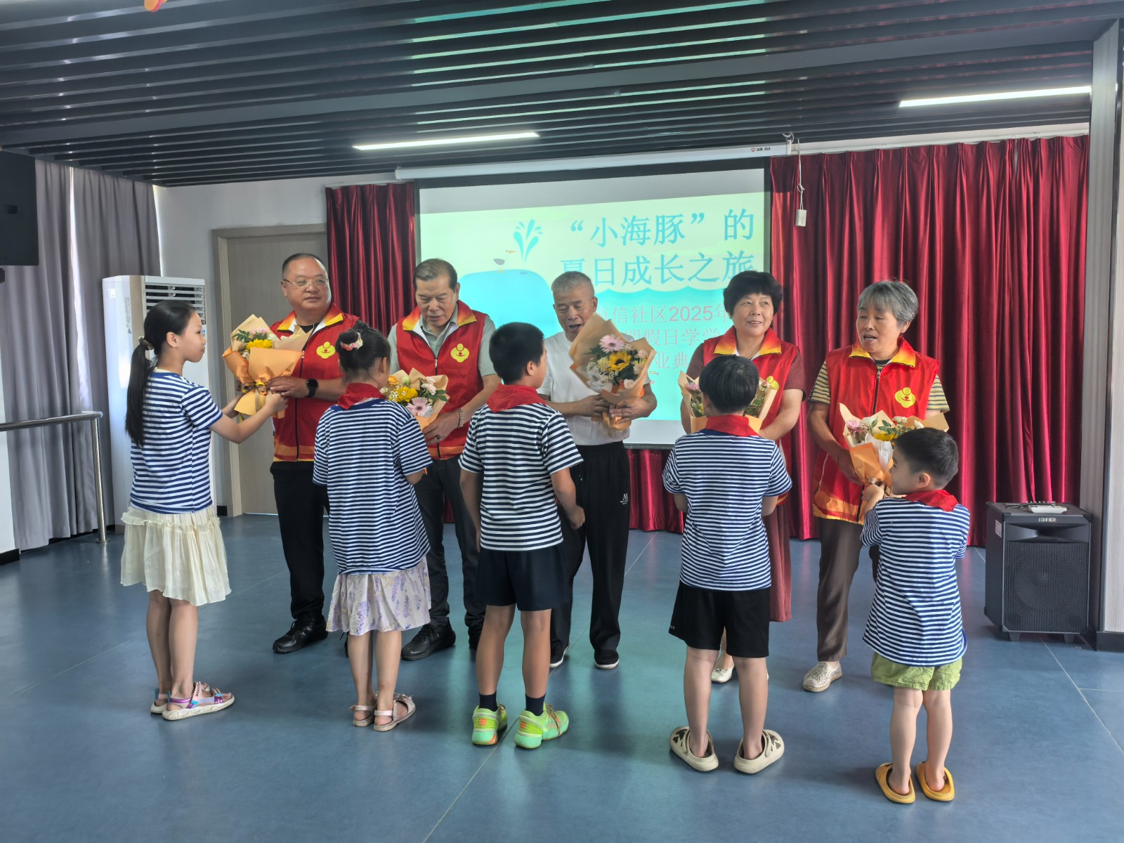 孩子们为五老志愿者献鲜花 傅婷婷摄.jpg