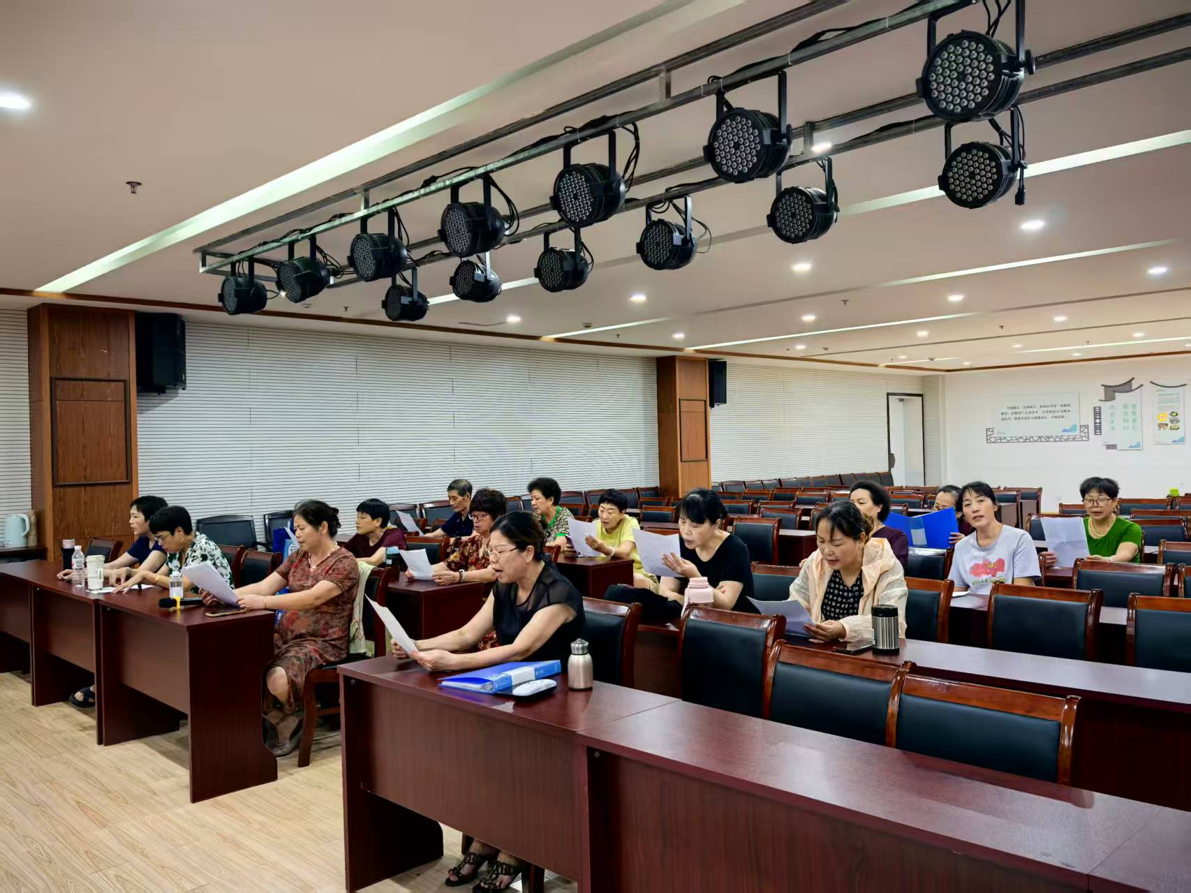 长山社区：银龄和声颂祖国 社区温情暖“夕阳”.jpg