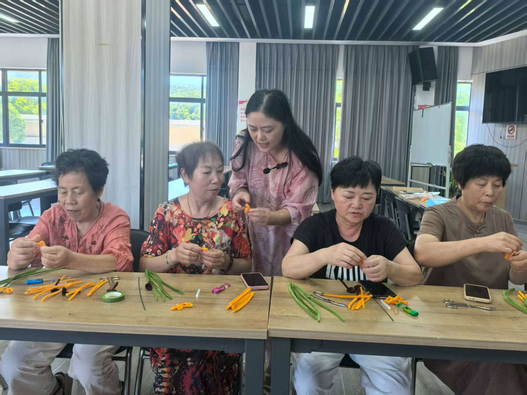 2025年8月29日，大榭街道海信社区在海信社区三楼活动室开展“ 浪漫七夕，绒花绽放”活动（主办单位：海信社区，承办单位：海信社区）3.jpg