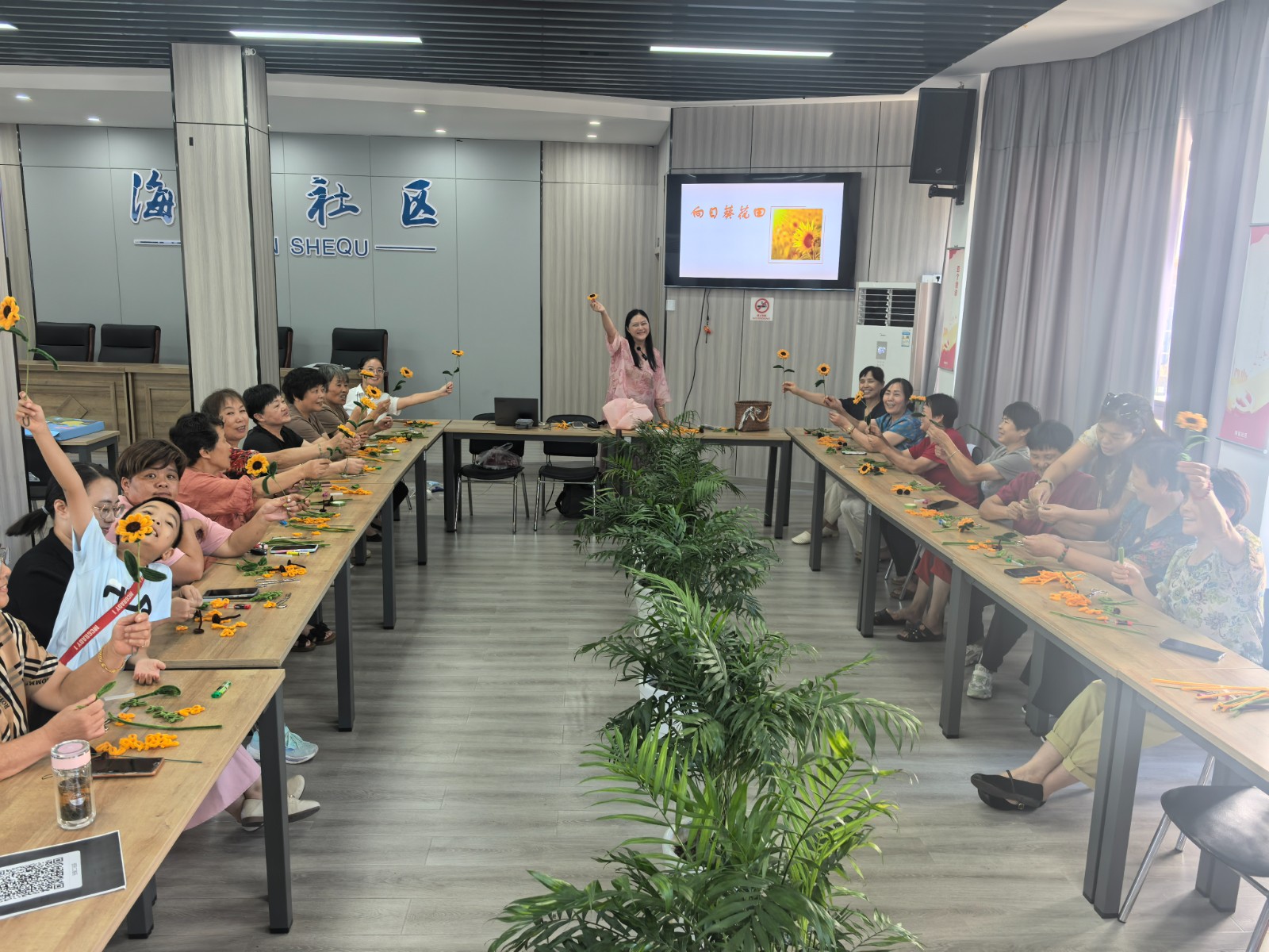 2025年8月29日，大榭街道海信社区在海信社区三楼活动室开展“ 浪漫七夕，绒花绽放”活动（主办单位：海信社区，承办单位：海信社区）1.jpg