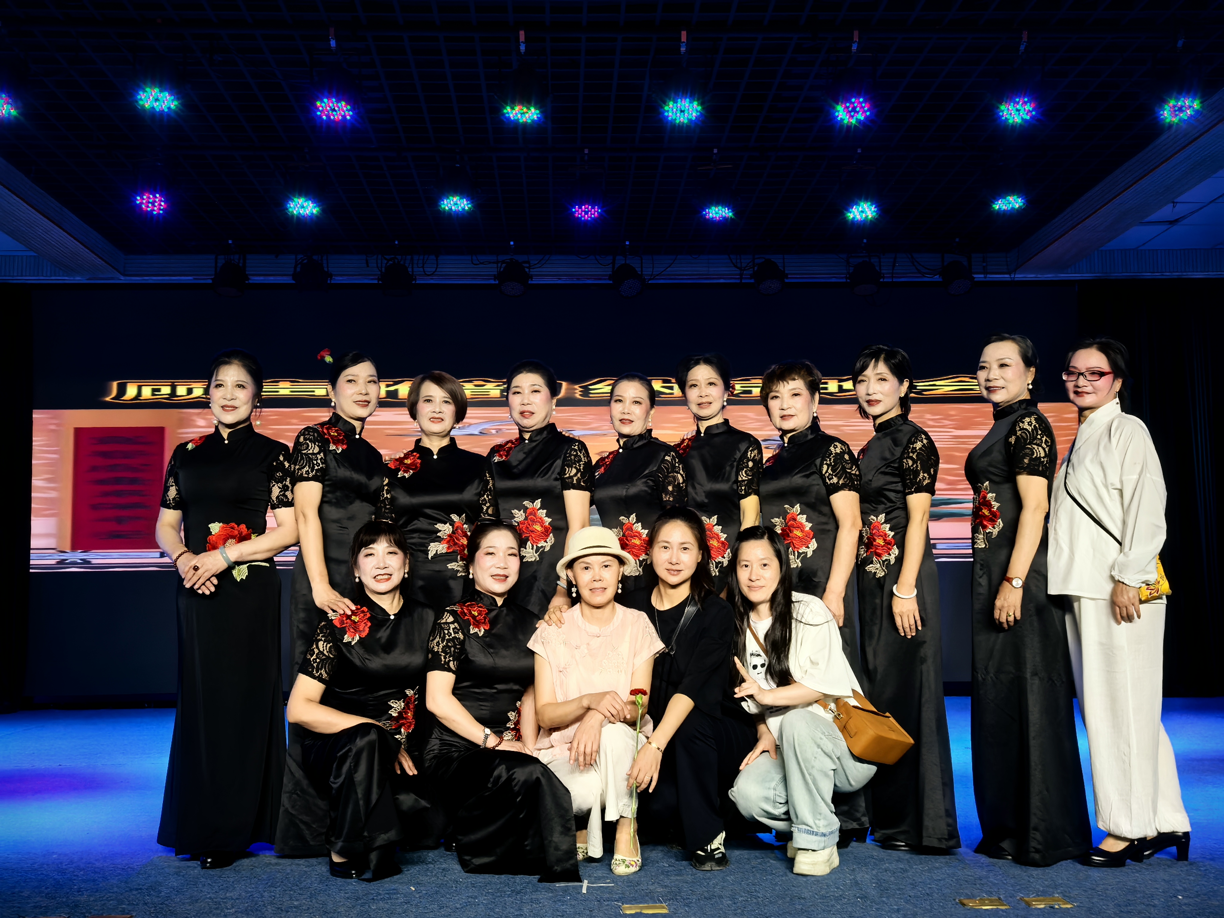 旗袍秀全体合影.jpg