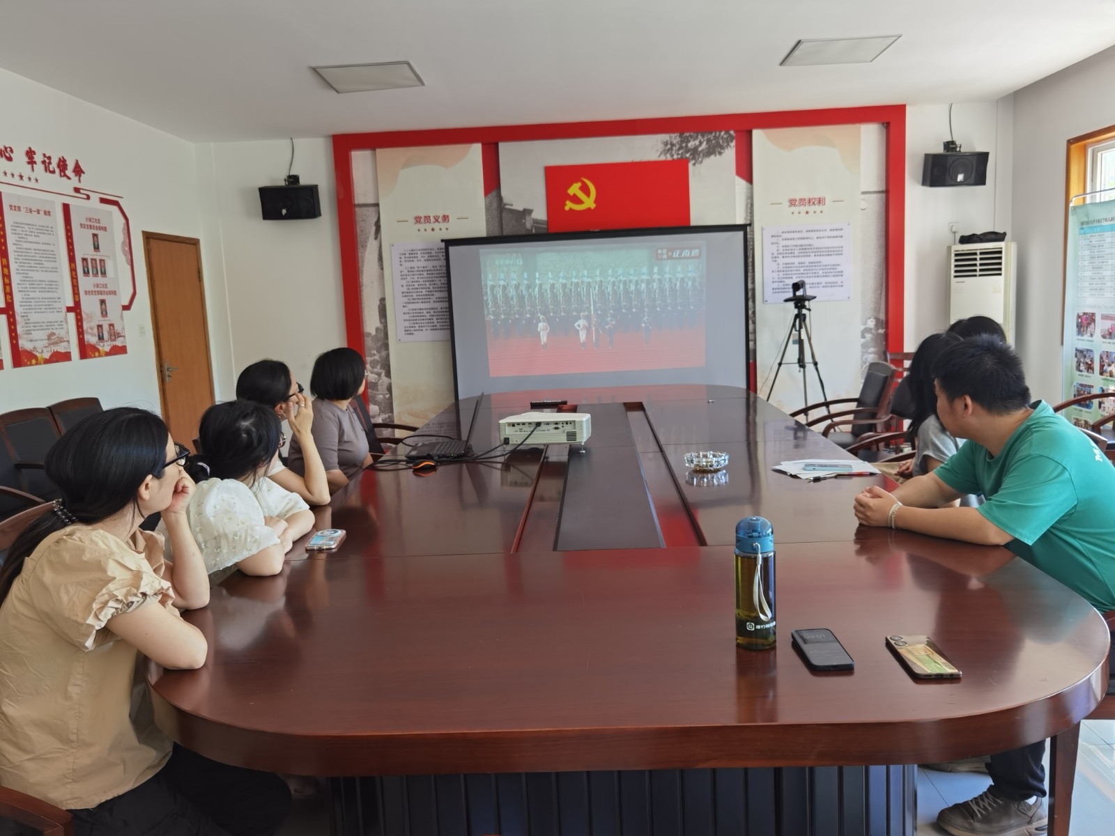 小浃江社区党群服务中心：集体观看九三阅兵，军民同心共筑强国梦.jpg