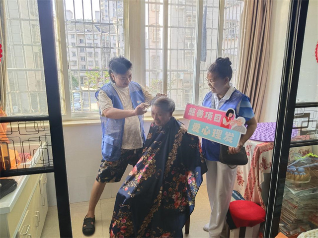 北仑柴桥成校：“乐龄结伴行”暖心义剪 上门为老人解决“头”等大事.jpg