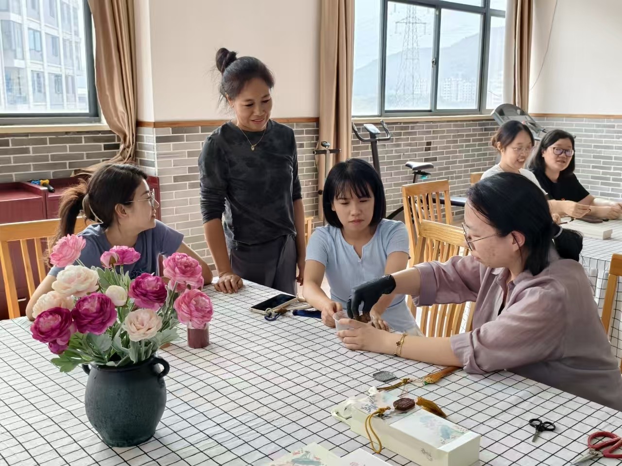 长山社区：巧手撷芳制挂件 浓情寄意谢师恩.jpg