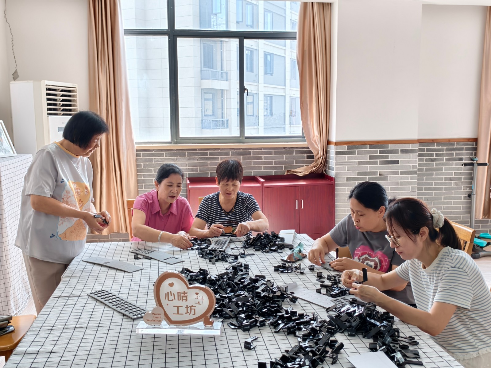 长山社区：心晴工坊搭平台 银龄巧手赚增收.jpg