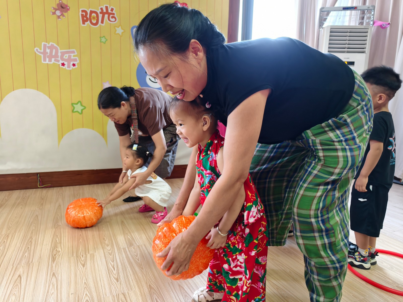 长山社区：南瓜滚滚“秋礼”到，早教课堂伴成长.jpg