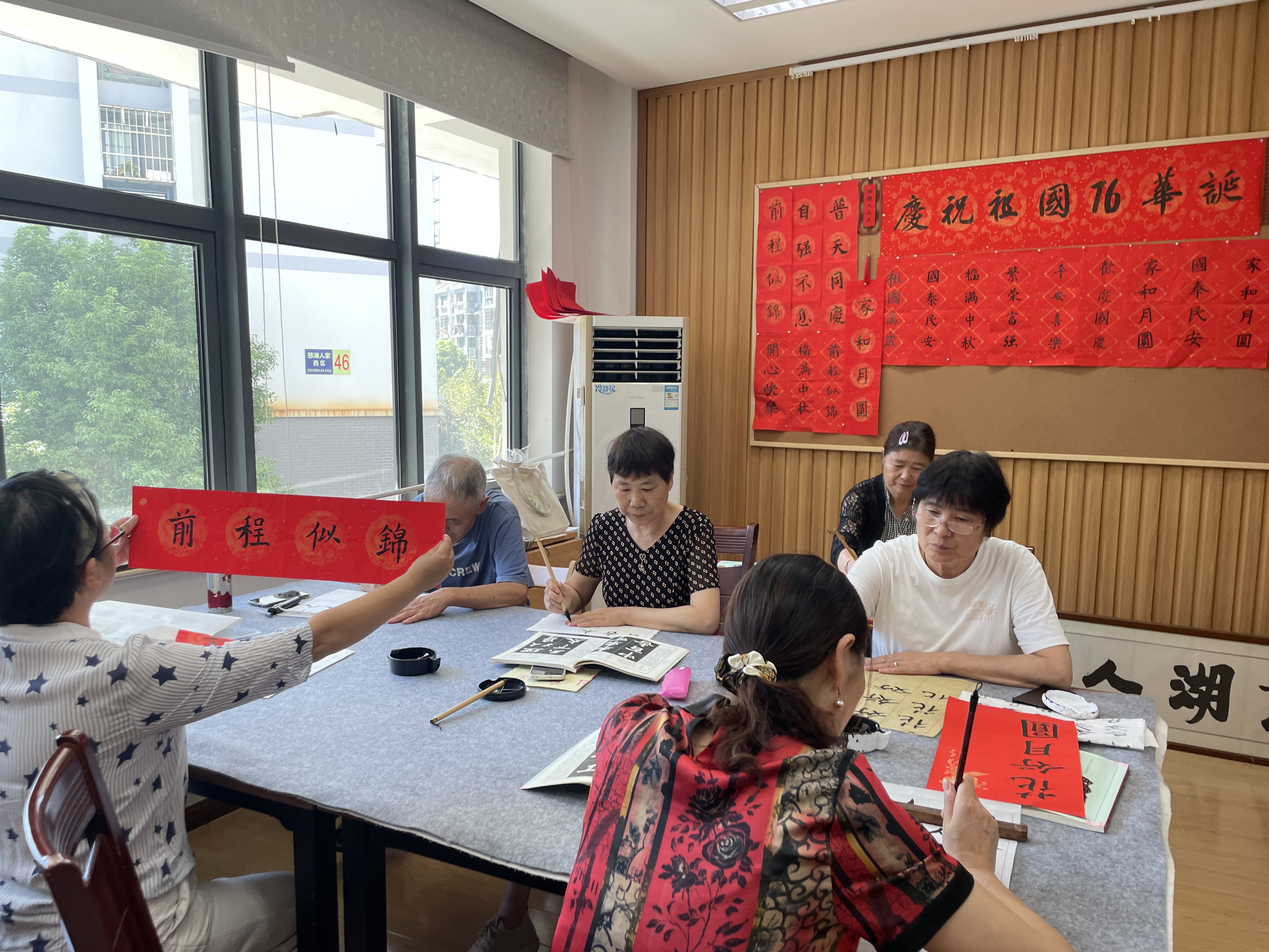 09-16 墨香迎国庆，夕阳映初心——慈湖人家老年学堂书法班活动 (2).JPG