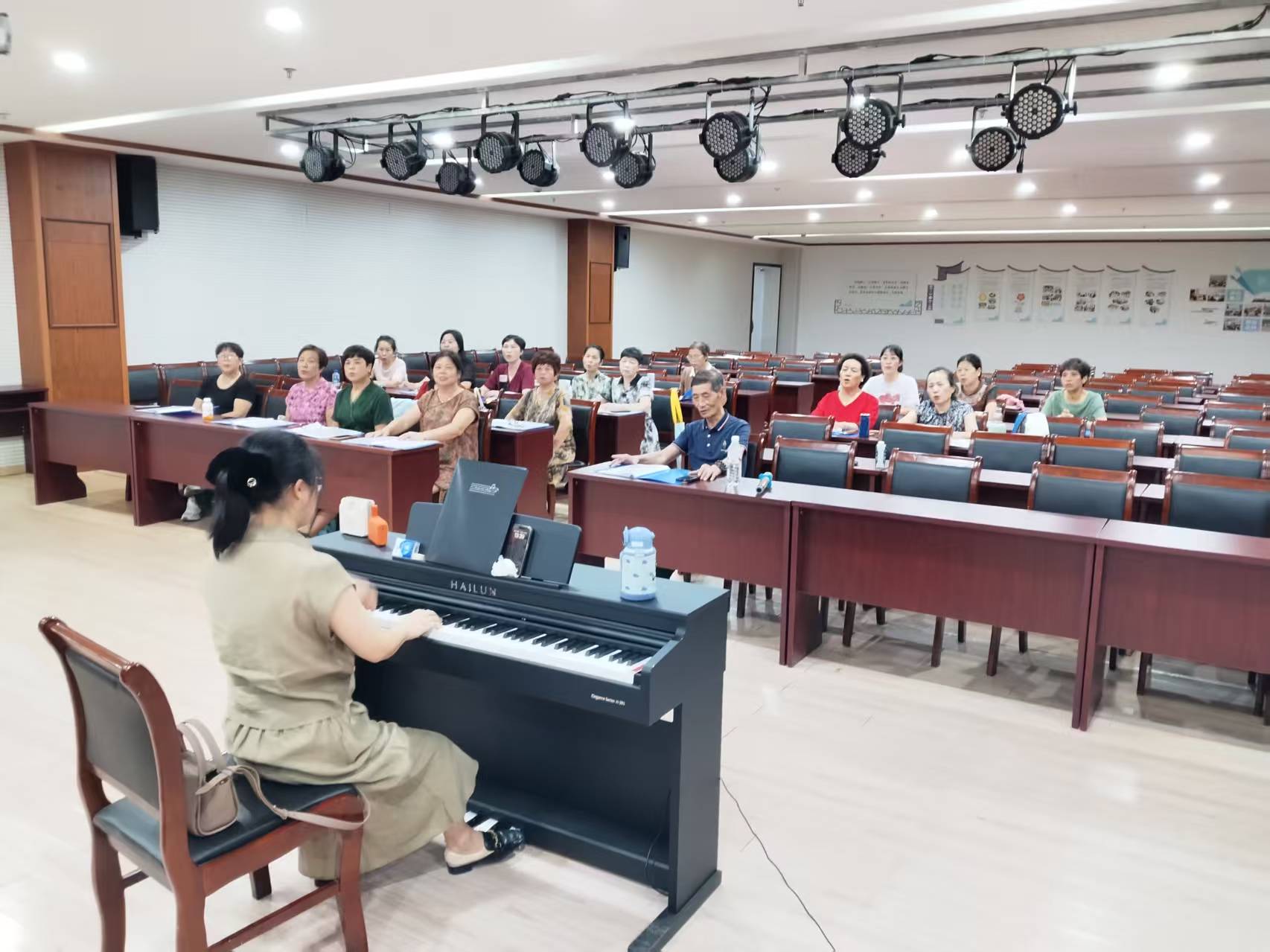 长山社区：银龄展歌喉 岁月绽芳华.jpg