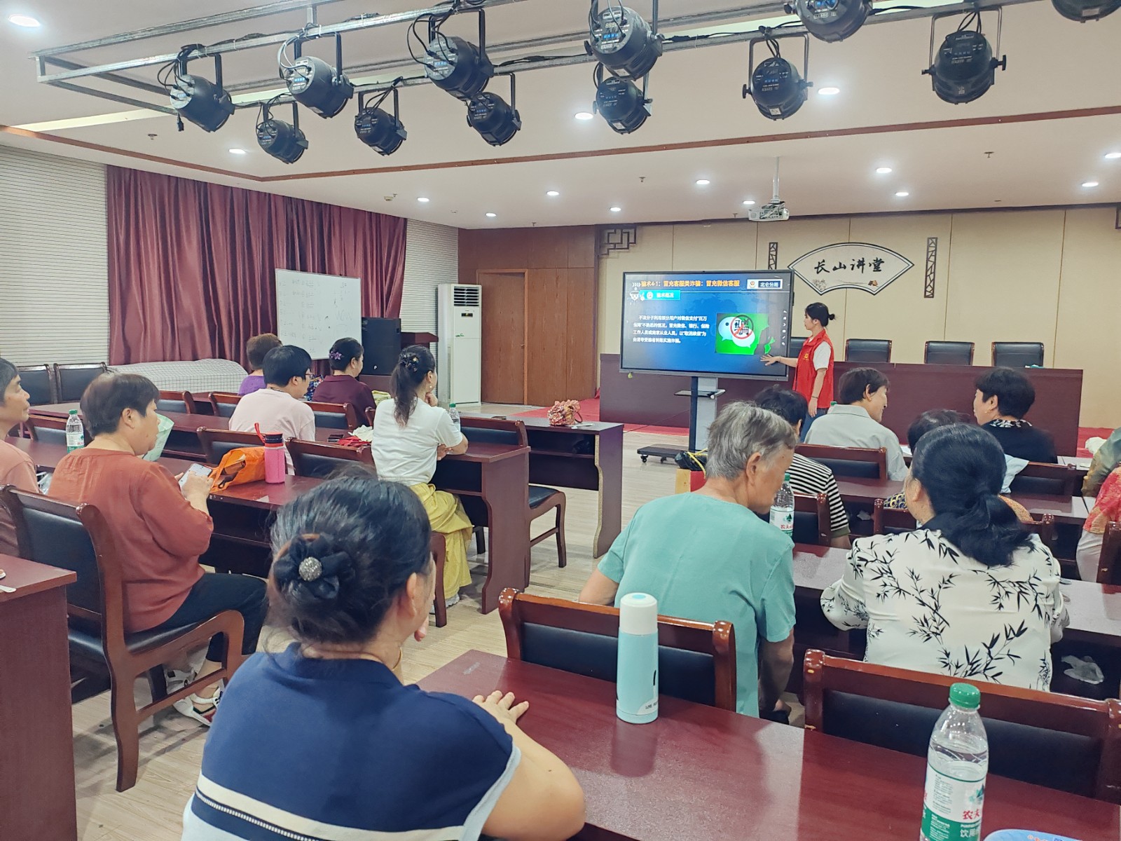 长山社区：银龄慧眼识骗术 反诈课堂筑防线.jpg