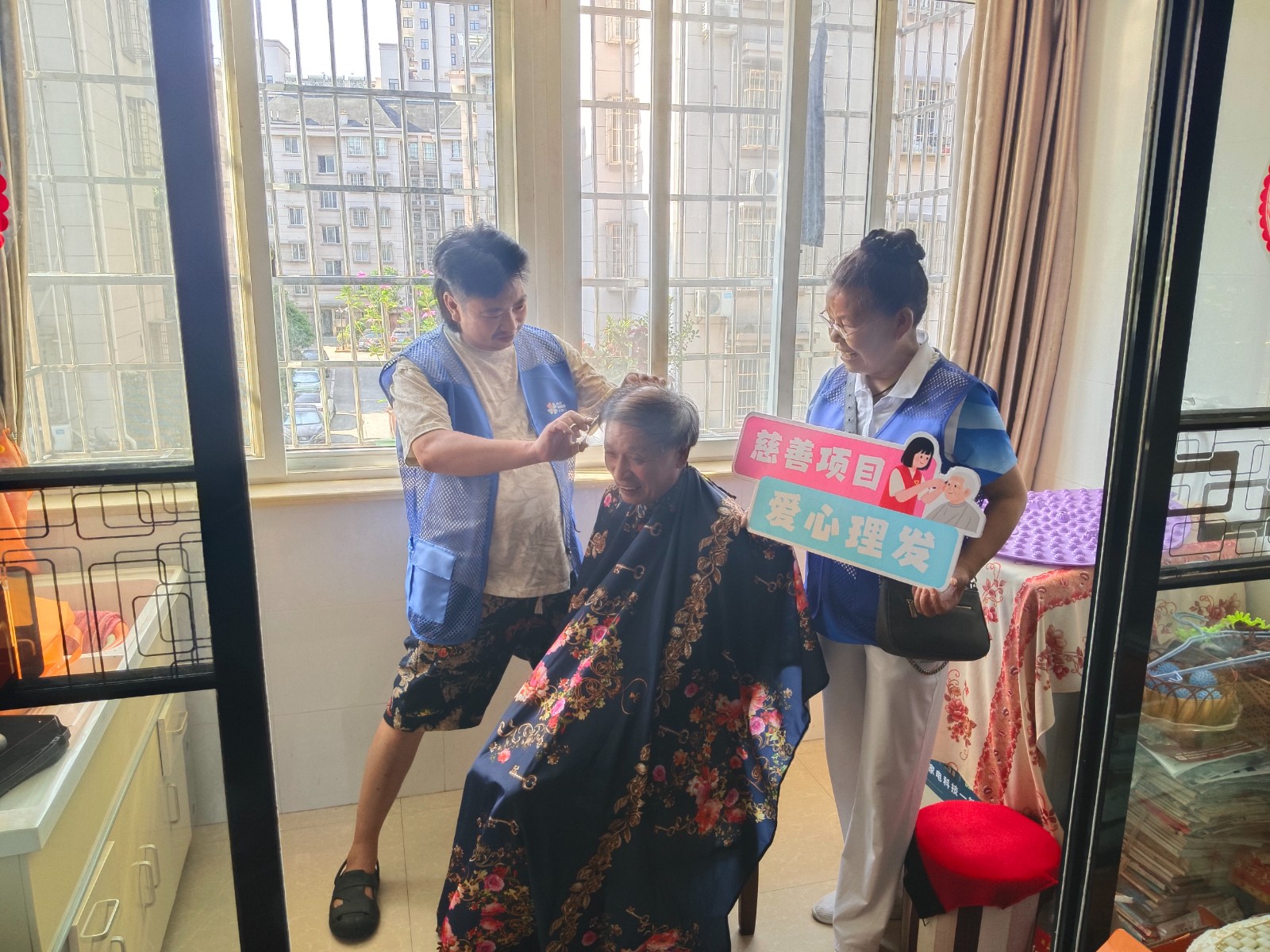 柴桥：“乐龄结伴行”暖心义剪  上门为老人解决“头”等大事.jpg