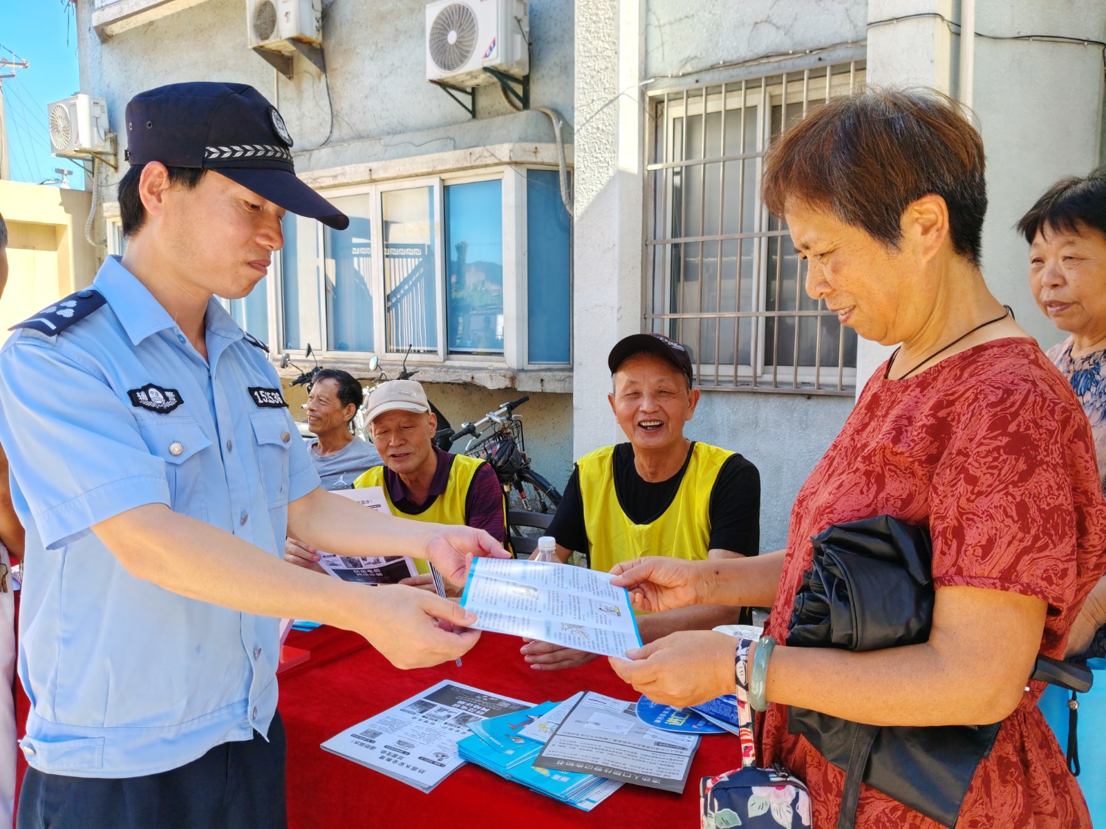 柴桥： “甬耀红锋”党员志愿服务大篷车进社区.jpg