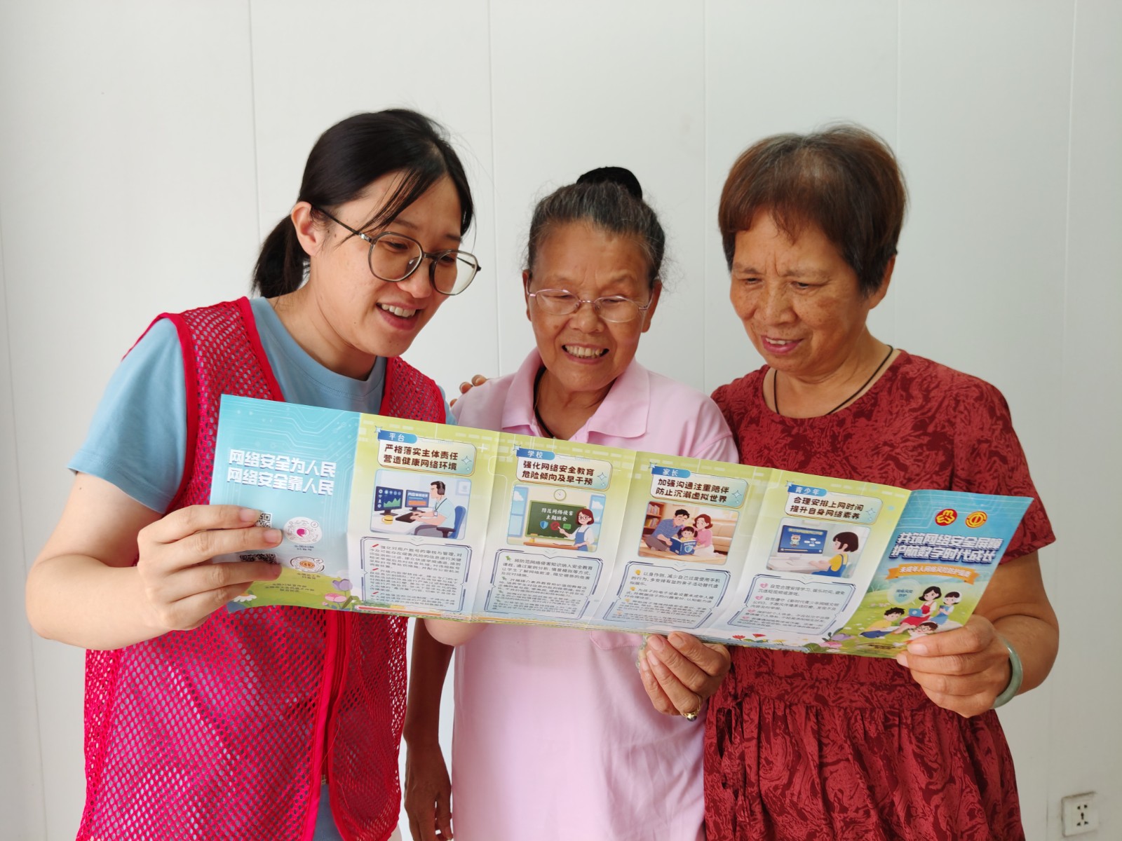 柴桥：网格员开展网络安全宣传 筑牢居民“数字防线”.jpg
