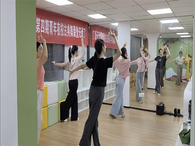 北仑柴桥成校：从民族舞到古典舞，青年夜校课程“上新”了.jpg