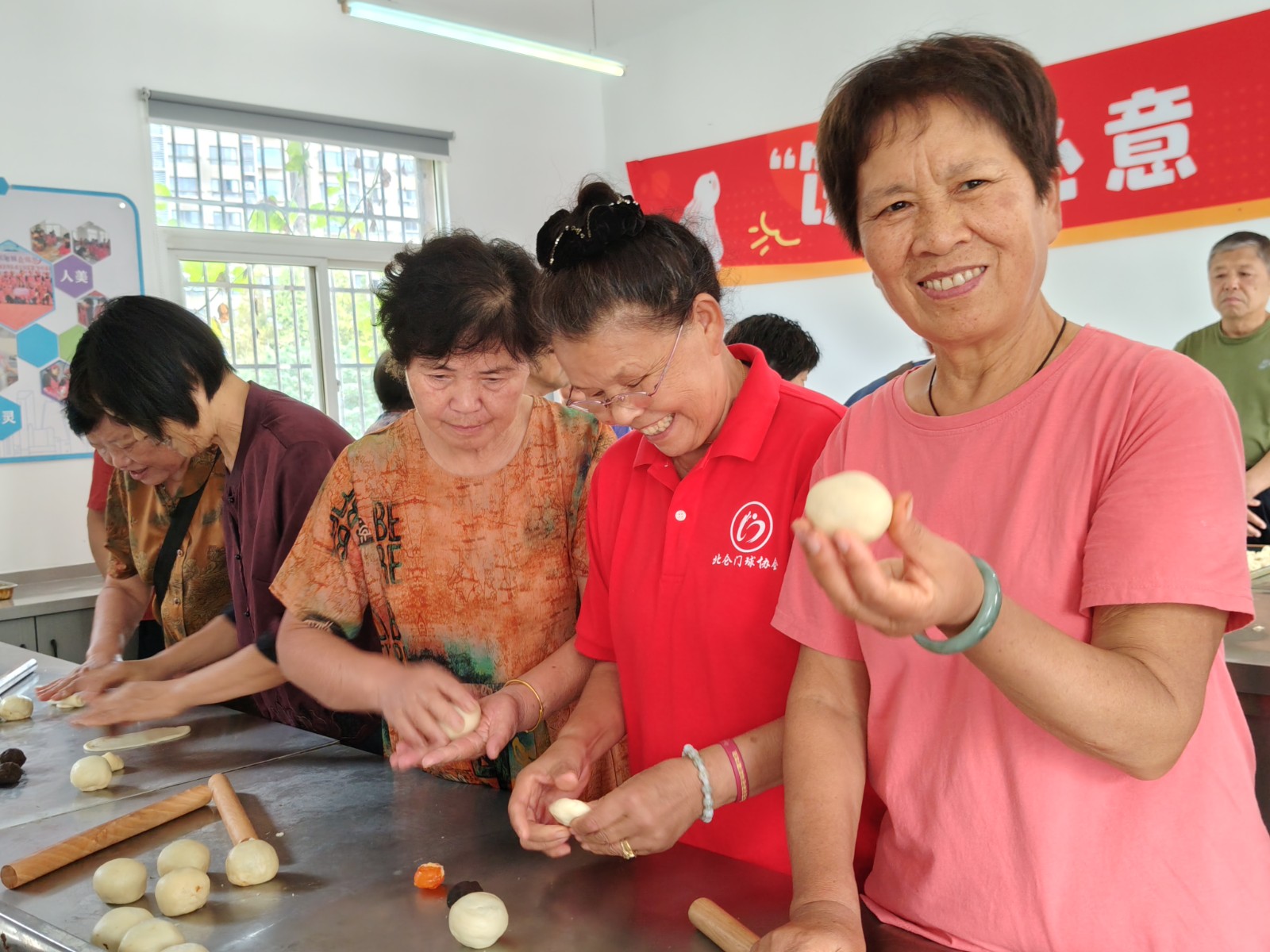 柴桥：中秋月圆侨情浓  共制月饼暖意融.jpg