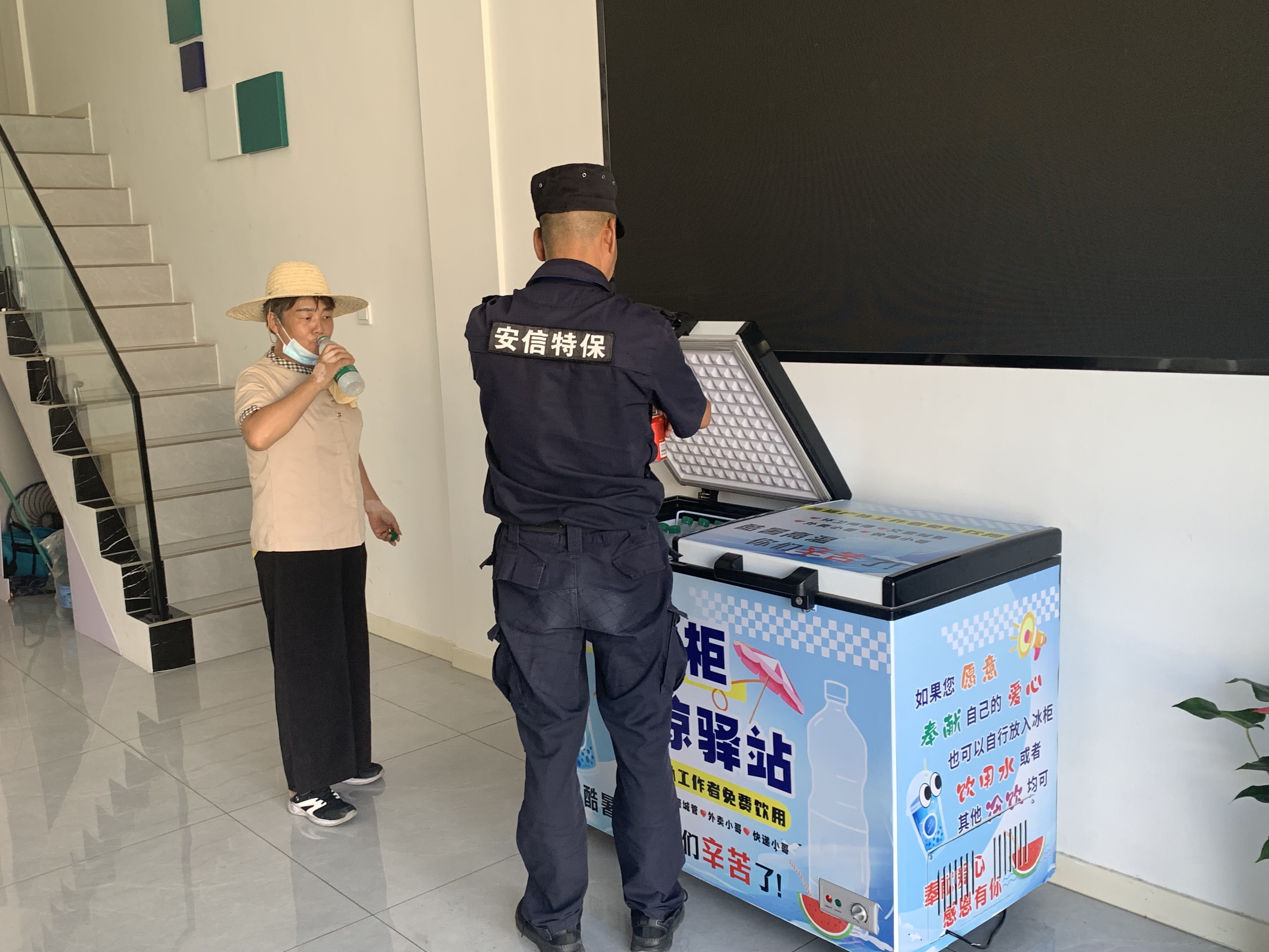 09-02慈湖人家社区：“爱心冰箱 + 能量补给站” 夏日传递暖心关怀 (2).JPG